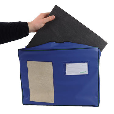 Posttasche für Ordnerversand - In Aktion